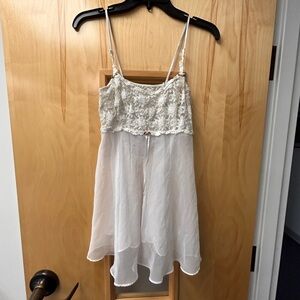 ☀️3/$10☀️ California Dynasty White Lace nightgown medium